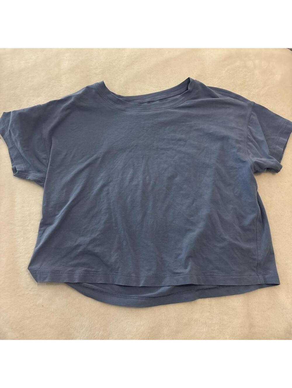 Lululemon Women's Blue and Navy Tshirt